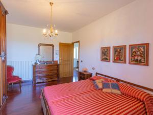 Schlafzimmer mit einem Bett, einer Kommode und einem Spiegel in der Unterkunft Holiday Home Scutti by Interhome in Altino