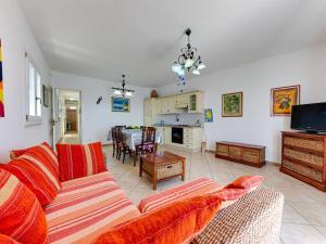 TV a/nebo společenská místnost v ubytování Apartment Villetta Paradiso-2 by Interhome