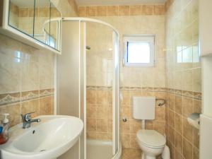 Kúpeľňa v ubytovaní Apartment Dragica-2 by Interhome