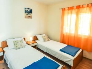 Posteľ alebo postele v izbe v ubytovaní Apartment Dragica-2 by Interhome