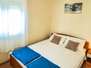 Posteľ alebo postele v izbe v ubytovaní Apartment Dragica-2 by Interhome + 5 fotografií