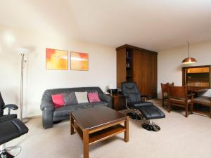 un soggiorno con divano, sedie e tavolo di Apartment Ringstrasse - Utoring-34 by Interhome a Leukerbad