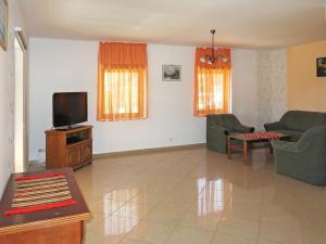 ein Wohnzimmer mit 2 Stühlen und einem TV in der Unterkunft Holiday Home Horvath - ABR121 by Interhome in Ábrahámhegy