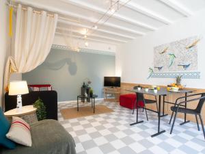 un soggiorno con divano e tavolo di Apartment Coulaoun by Interhome a Biarritz