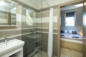 une salle de bains avec douche, lavabo et toilettes dans l'établissement Star Apartman, à Eger 21 autres photos