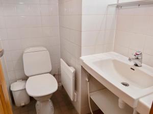 ルカにあるHoliday Home Rukapahta 15 by Interhomeの白いバスルーム(トイレ、シンク付)
