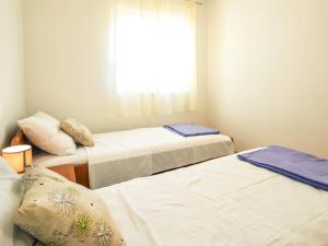 3 łóżka w pokoju z oknem w obiekcie Apartment Dragica-1 by Interhome w mieście Podorjak