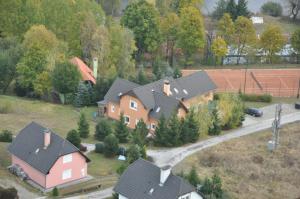 an aerial view of a house with a driveway at Penzion Richnava in Štiavnické Bane