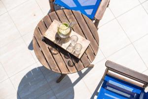 an overhead view of a wooden table with a drink at Domus Litus in Pollonia