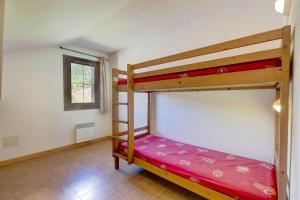 a bedroom with two bunk beds and a window at Le Chevreuil - 3 chambres, terrasse, piscine in Flumet