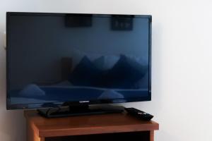 Telewizja i/lub zestaw kina domowego w obiekcie Yeshello Central Station Studio