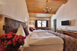 Postel nebo postele na pokoji v ubytování Hotel Steinbock Pontresina
