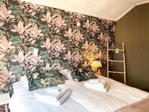 ein Bett mit Handtüchern darauf in einem Schlafzimmer in der Unterkunft Appartement OK26 Oostkapelle in Oostkapelle