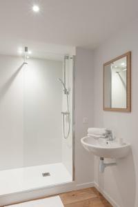 y baño con ducha y lavamanos. en KYRIAD DIRECT TOULON OUEST - La Seyne sur Mer en La Seyne-sur-Mer