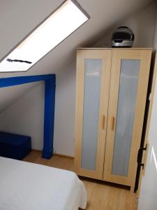 1 dormitorio en el ático con 1 cama y tragaluz en Apartment Kumbor, en Herceg-Novi