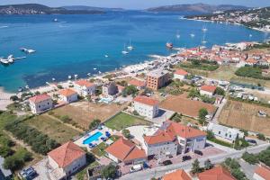 una vista aérea de una ciudad con un cuerpo de agua en Porto Samaria holiday resort en Trogir