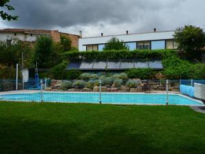 basen w ogrodzie obok budynku w obiekcie Apartamentos La Peinada w mieście Villarejo