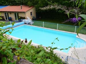 une grande piscine bleue dans une cour dans l'établissement Apartamentos La Peinada, à Villarejo