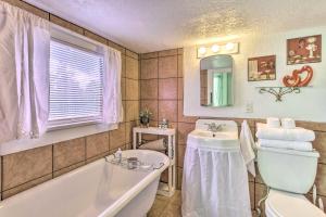 Ένα μπάνιο στο Crescent City Apartment with Easy Lake Access! +17 φωτογραφίες