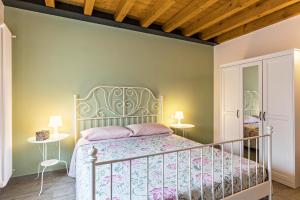 Una cama o camas en una habitación de Le Pleiadi Alcione