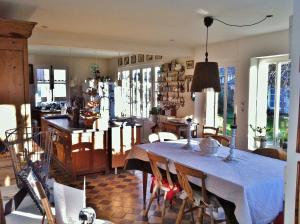 uma sala de jantar com uma mesa e algumas cadeiras em Aux Rives de Honfleur em Berville-sur-Mer