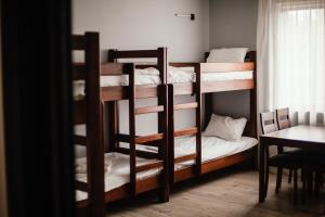 מיטה או מיטות קומותיים בחדר ב-Forsage Hostel