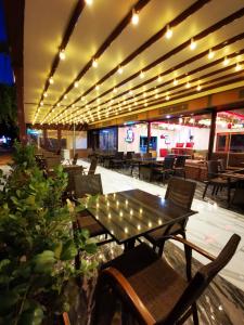 comedor con mesa, sillas y luces en Kuloğlu Otel ve Restoran, en Uzungöl