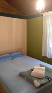 una camera da letto con un letto e asciugamani di Drinski kucerak a Okletac