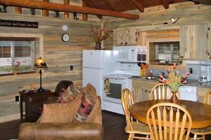 cocina y comedor con mesa y cocina en Mountain View Cabin, en South Fork