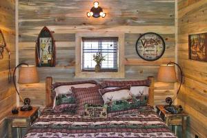 ein Schlafzimmer mit einem Bett in einem Blockhaus in der Unterkunft Mountain View Cabin in South Fork