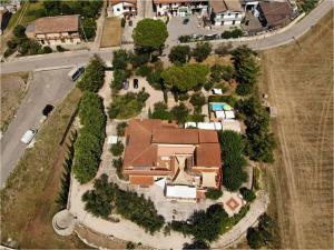 una vista aérea de una casa con patio en LA CORTE DEL MULINO 1725, en San Salvatore Telesino