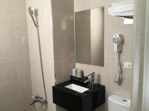 un bagno con lavandino e specchio di Fu Kuang Hotel a Città di Pingtung Altre 25 foto