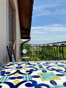 una mesa en un balcón con vistas al océano en Casa Irlandeza - Irish House en Baile Felix