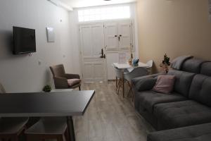 uma sala de estar com um sofá e uma mesa em Apartamento Guadiaro 3 Ainhoa em Benaoján