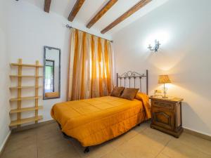 アルダレスにあるCubo's Villa Torres Ardalesのベッドルーム1室(オレンジ色のベッドカバー付) +25枚の写真