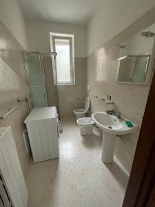 een badkamer met een wastafel, een toilet en een douche bij A Casa di Mimia in Avellino