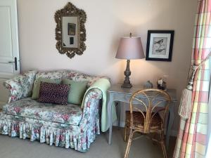 ein Wohnzimmer mit einem Sofa und einem Tisch mit einer Lampe in der Unterkunft Mille Fleurs a romantic enchanting renovated luxury Bastide with shared pool in Castres
