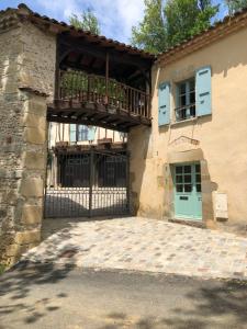 an entrance to a building with a gate and a balcony at Mille Fleurs in Castres