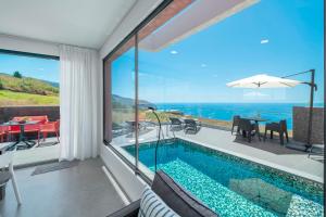 een villa met een zwembad en uitzicht op de oceaan bij OurMadeira - Villa Tranquility, peaceful in Calheta