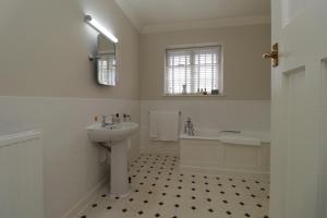Ein Badezimmer in der Unterkunft Leeds Castle Stable Courtyard Bed and Breakfast
