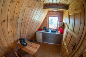 una cabaña de madera con vistas a la cocina en Domki Nad Starą Regą en Mrzeżyno