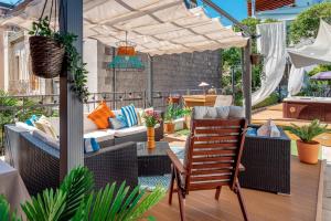 Posezení v ubytování Evala luxury rooms with pool and garden
