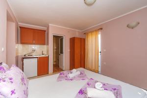 Kuchyň nebo kuchyňský kout v ubytování Guest House Edita
