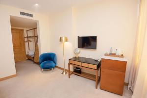 TV a/nebo společenská místnost v ubytování Folk Boutique Hotel