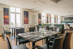 Astenturm Hotel في وينتربرغ: غرفة طعام مع طاولات وكراسي ونوافذ