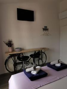 una habitación con una bicicleta y una mesa con toallas en M&M`s- lovely apartments en Baška Voda