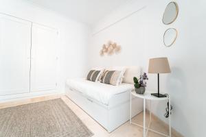 een witte woonkamer met een witte bank en een tafel bij Polo Apartments 2A in Marbella