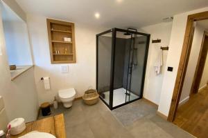La salle de bains est pourvue d'une douche et de toilettes. dans l'établissement Gîte de charme en plein cœur de l’Ardèche verte, à La Rochette