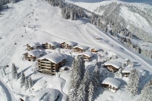 eine Luftansicht eines Resorts im Schnee in der Unterkunft Edelweisshaus Apartments Königsleiten in Königsleiten