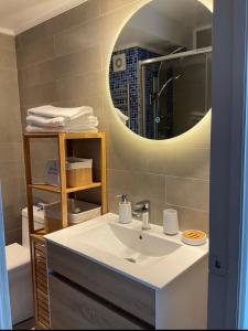 een badkamer met een wastafel en een spiegel bij Apartament Condo Amueblado, ENCOMENDEROS 200 El Golf, Las Condes Santiago con vista al Costanera Center in Santiago